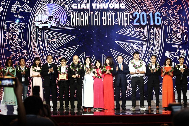 Vietnamese talents honoured at awards  - ảnh 1
